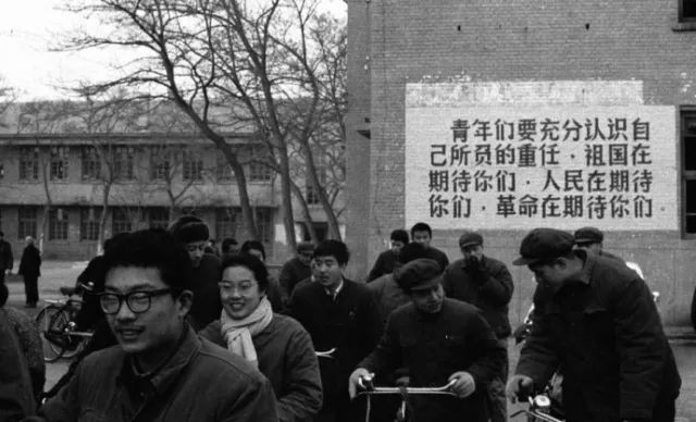 1977年，我國恢復(fù)高考。圖為在北京高考考點外的標(biāo)語。